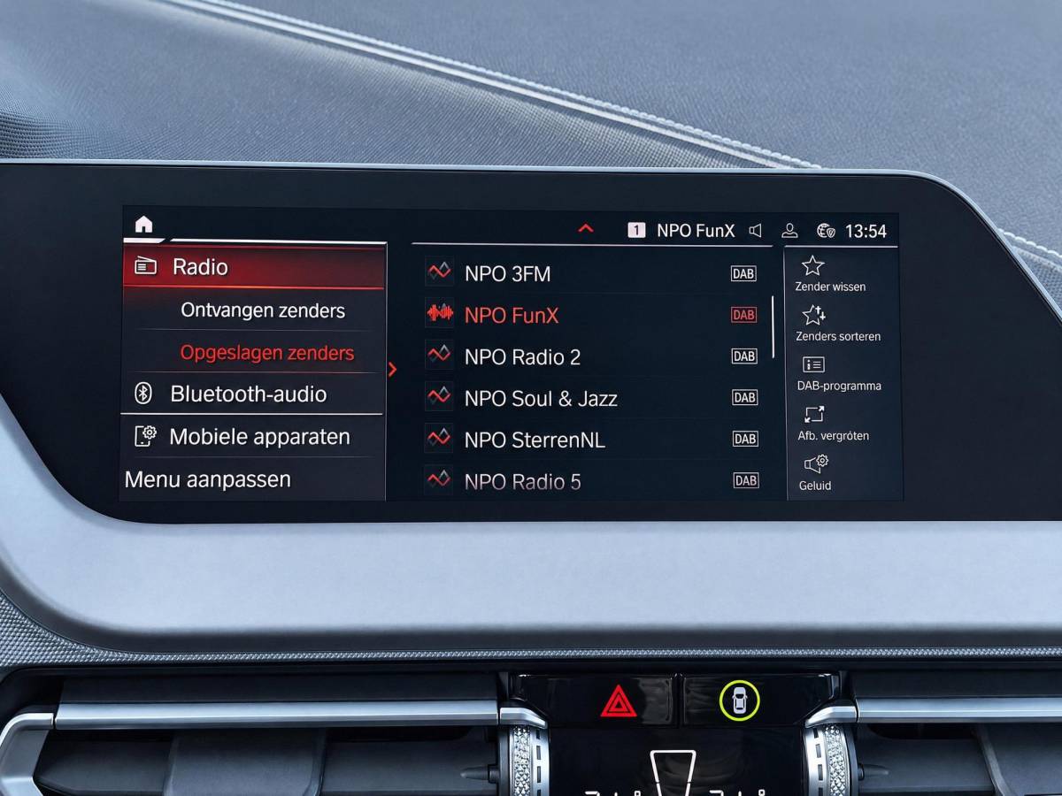 BMW 1 Serie BMW 1-serie 116i High Executive | Incl. 12 maanden garantie | Stoelverwarming | Apple Carplay & Android Auto | WIFI | Climate Control | Hill Hold | Elektrisch verstelbare stoelen |