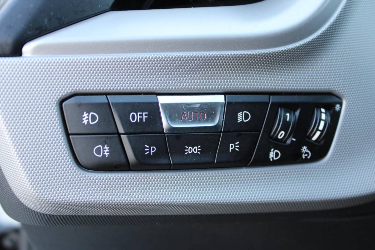 BMW 1 Serie BMW 1-serie 116i High Executive | Incl. 12 maanden garantie | Stoelverwarming | Apple Carplay & Android Auto | WIFI | Climate Control | Hill Hold | Elektrisch verstelbare stoelen |