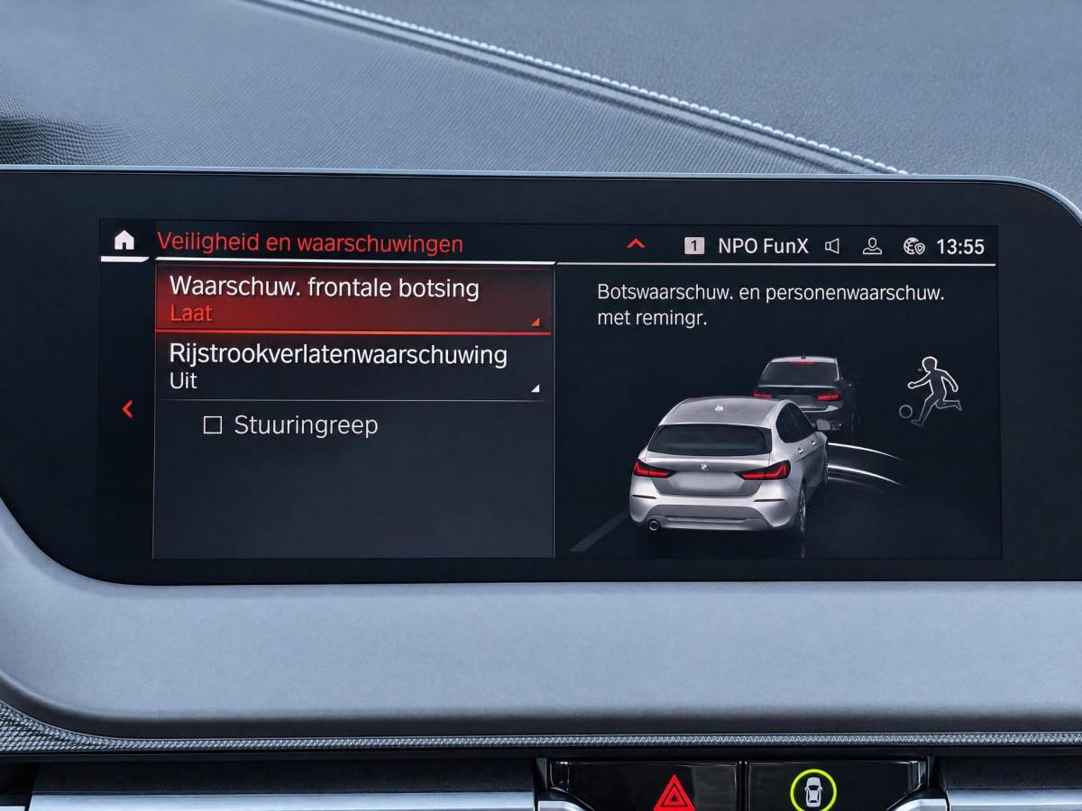 BMW 1 Serie BMW 1-serie 116i High Executive | Incl. 12 maanden garantie | Stoelverwarming | Apple Carplay & Android Auto | WIFI | Climate Control | Hill Hold | Elektrisch verstelbare stoelen |