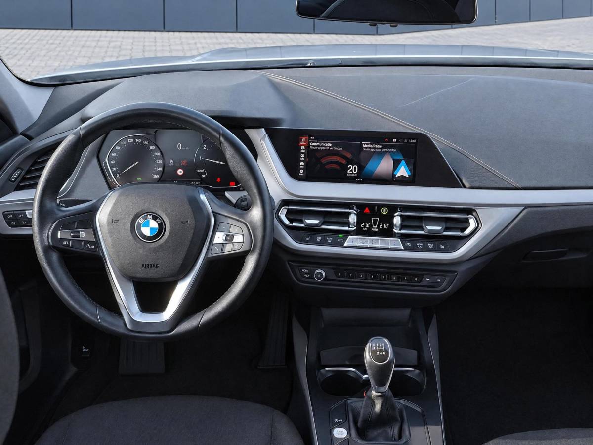 BMW 1 Serie BMW 1-serie 116i High Executive | Incl. 12 maanden garantie | Stoelverwarming | Apple Carplay & Android Auto | WIFI | Climate Control | Hill Hold | Elektrisch verstelbare stoelen |