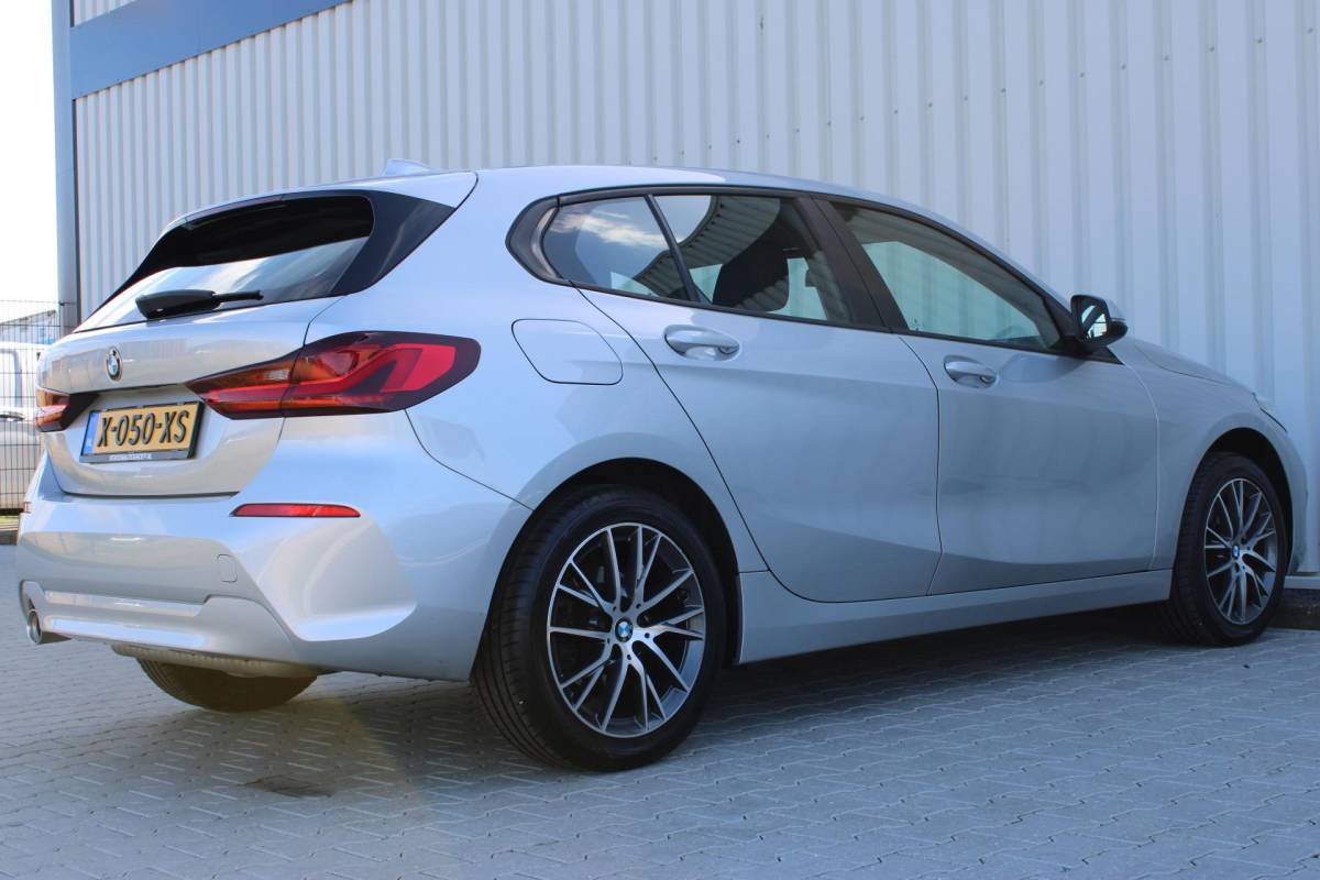 BMW 1 Serie BMW 1-serie 116i High Executive | Incl. 12 maanden garantie | Stoelverwarming | Apple Carplay & Android Auto | WIFI | Climate Control | Hill Hold | Elektrisch verstelbare stoelen |