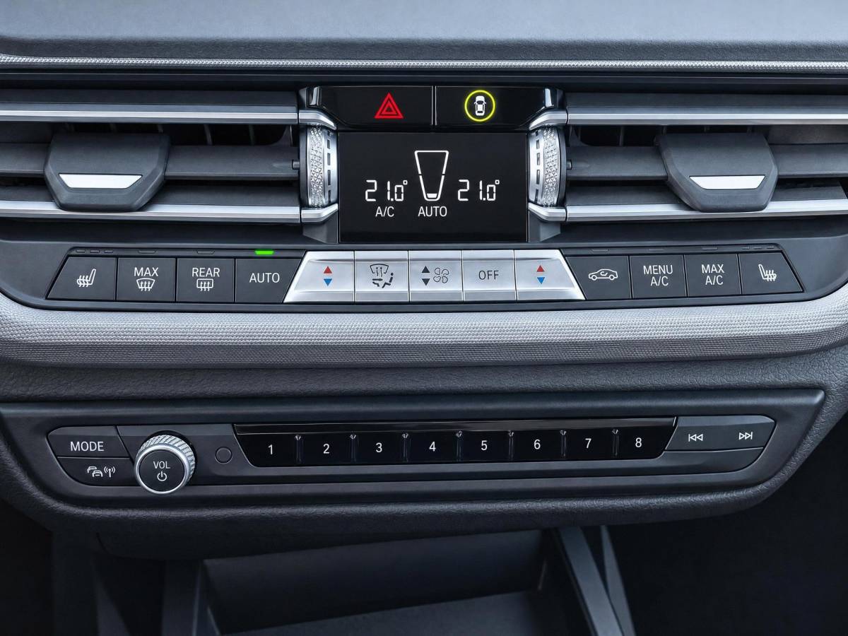 BMW 1 Serie BMW 1-serie 116i High Executive | Incl. 12 maanden garantie | Stoelverwarming | Apple Carplay & Android Auto | WIFI | Climate Control | Hill Hold | Elektrisch verstelbare stoelen |
