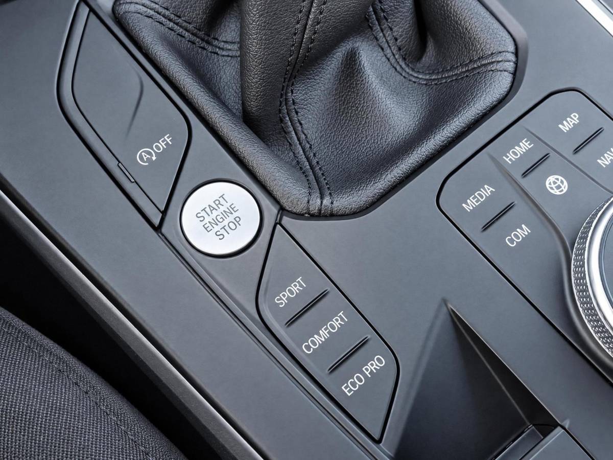 BMW 1 Serie BMW 1-serie 116i High Executive | Incl. 12 maanden garantie | Stoelverwarming | Apple Carplay & Android Auto | WIFI | Climate Control | Hill Hold | Elektrisch verstelbare stoelen |