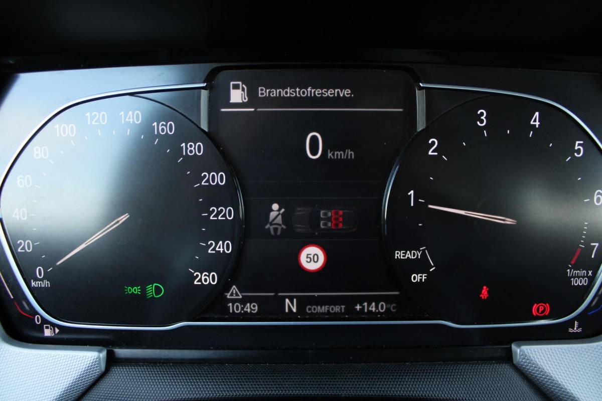 BMW 1 Serie BMW 1-serie 116i High Executive | Incl. 12 maanden garantie | Stoelverwarming | Apple Carplay & Android Auto | WIFI | Climate Control | Hill Hold | Elektrisch verstelbare stoelen |