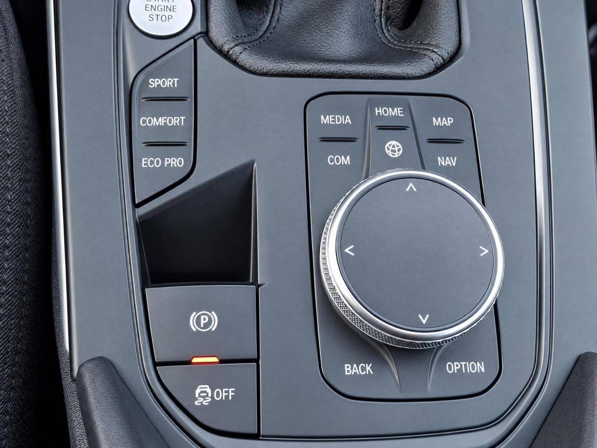 BMW 1 Serie BMW 1-serie 116i High Executive | Incl. 12 maanden garantie | Stoelverwarming | Apple Carplay & Android Auto | WIFI | Climate Control | Hill Hold | Elektrisch verstelbare stoelen |