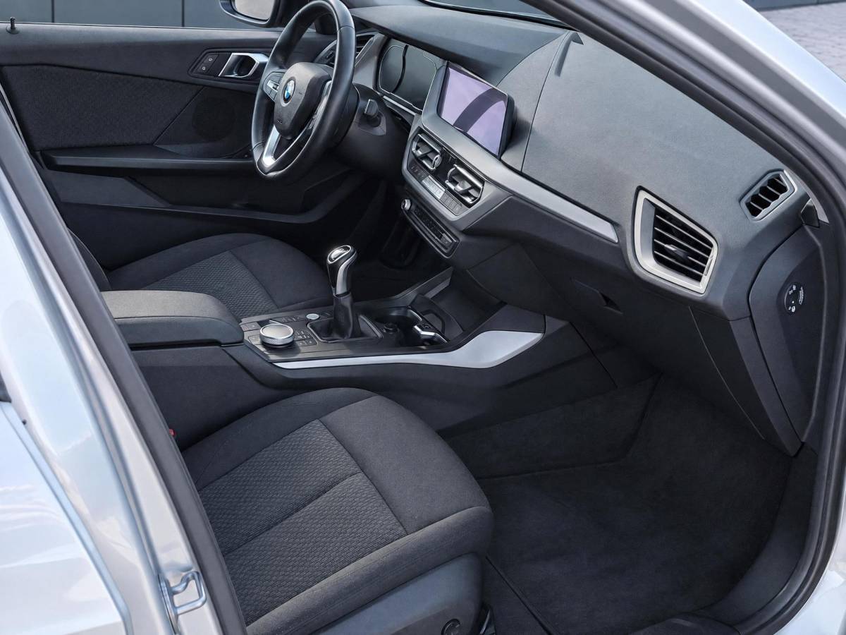 BMW 1 Serie BMW 1-serie 116i High Executive | Incl. 12 maanden garantie | Stoelverwarming | Apple Carplay & Android Auto | WIFI | Climate Control | Hill Hold | Elektrisch verstelbare stoelen |