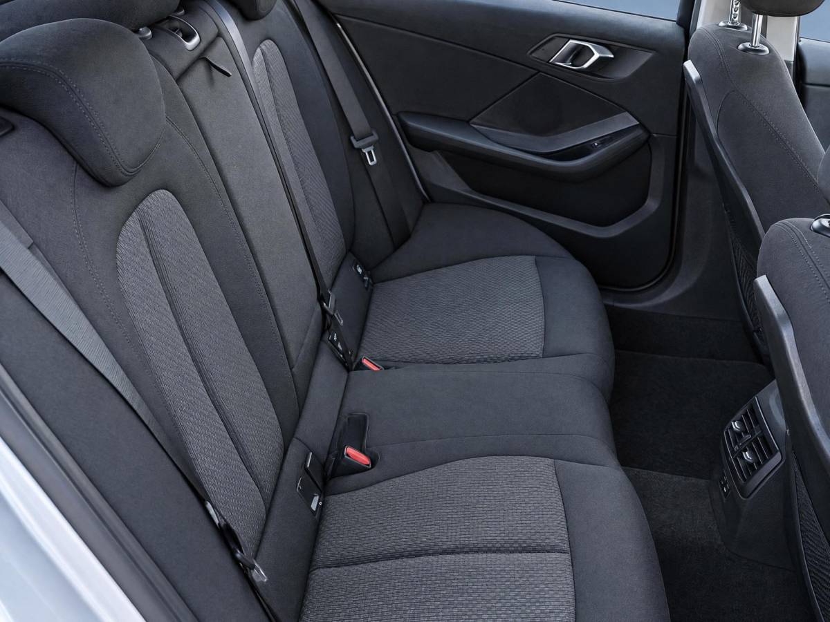 BMW 1 Serie BMW 1-serie 116i High Executive | Incl. 12 maanden garantie | Stoelverwarming | Apple Carplay & Android Auto | WIFI | Climate Control | Hill Hold | Elektrisch verstelbare stoelen |