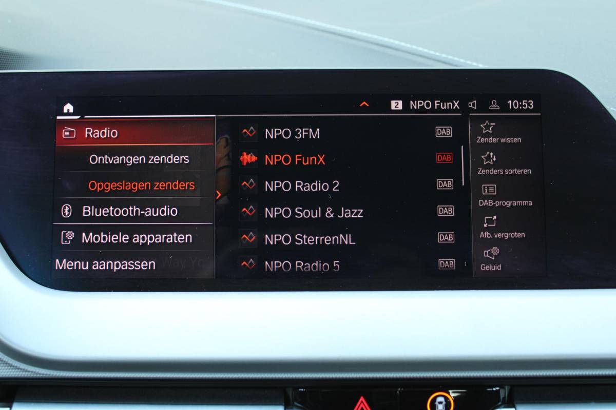 BMW 1 Serie BMW 1-serie 116i High Executive | Incl. 12 maanden garantie | Stoelverwarming | Apple Carplay & Android Auto | WIFI | Climate Control | Hill Hold | Elektrisch verstelbare stoelen |