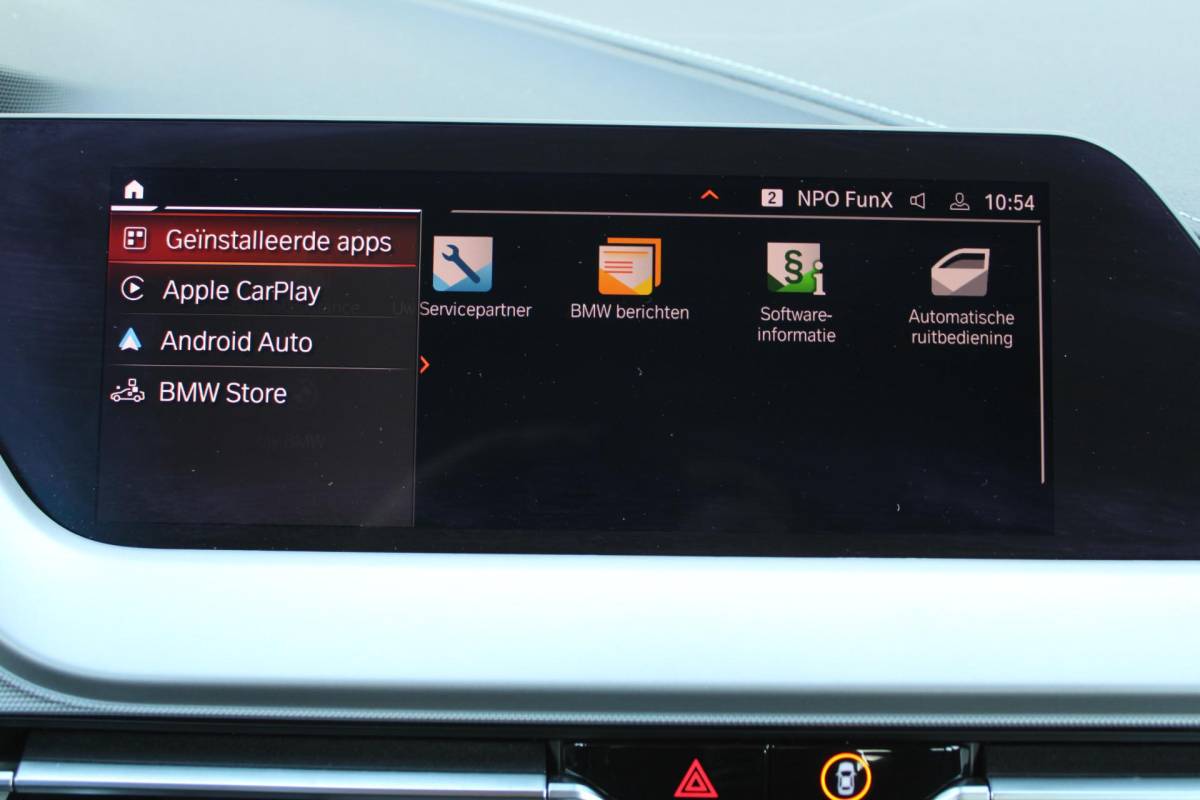 BMW 1 Serie BMW 1-serie 116i High Executive | Incl. 12 maanden garantie | Stoelverwarming | Apple Carplay & Android Auto | WIFI | Climate Control | Hill Hold | Elektrisch verstelbare stoelen |
