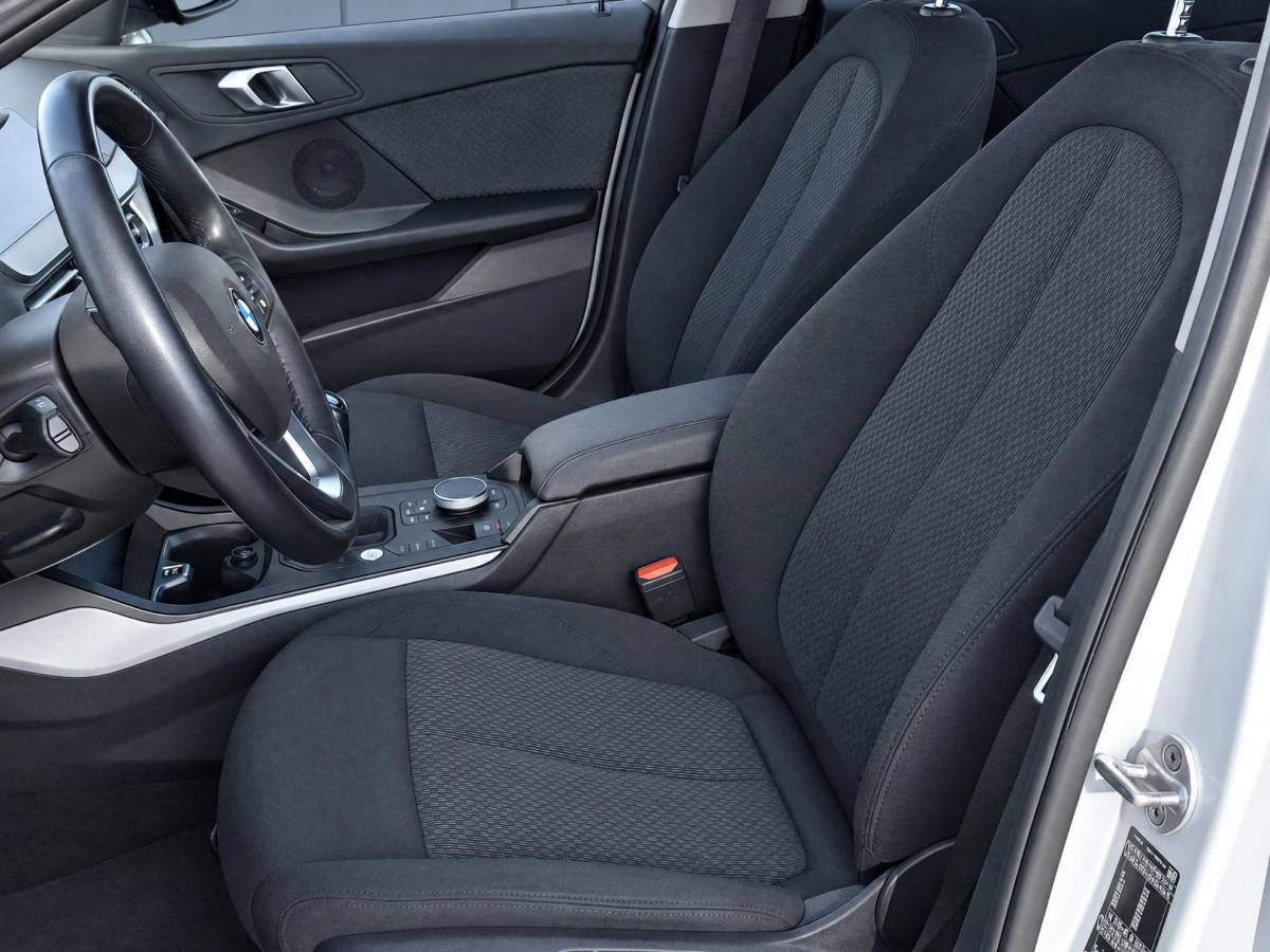 BMW 1 Serie BMW 1-serie 116i High Executive | Incl. 12 maanden garantie | Stoelverwarming | Apple Carplay & Android Auto | WIFI | Climate Control | Hill Hold | Elektrisch verstelbare stoelen |