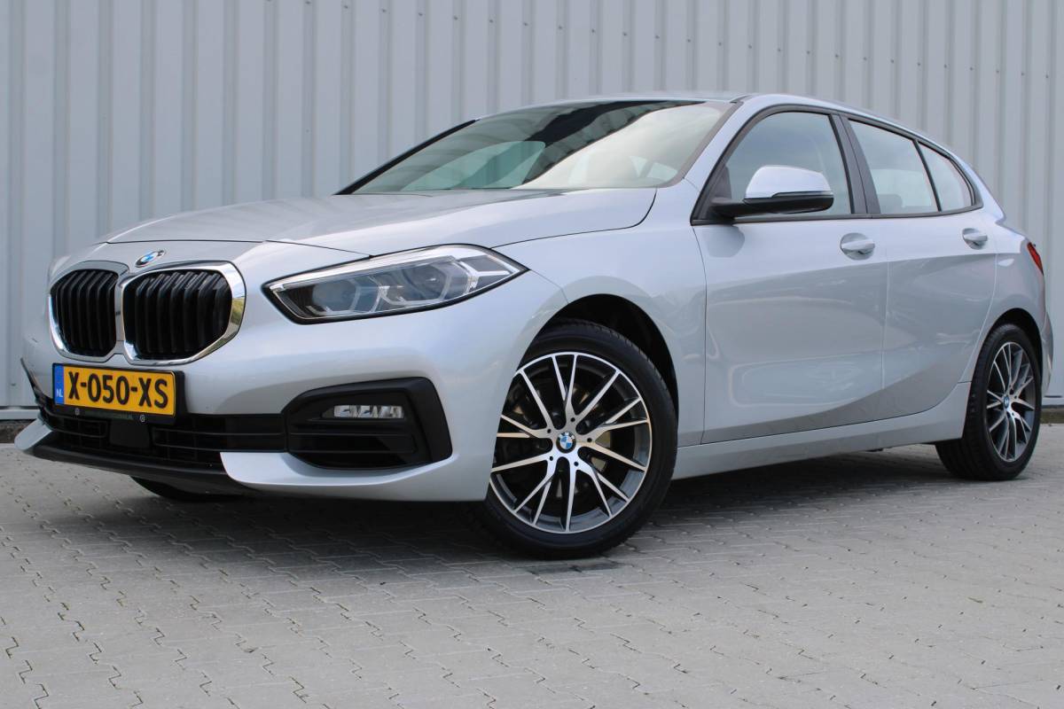 BMW 1 Serie BMW 1-serie 116i High Executive | Incl. 12 maanden garantie | Stoelverwarming | Apple Carplay & Android Auto | WIFI | Climate Control | Hill Hold | Elektrisch verstelbare stoelen |