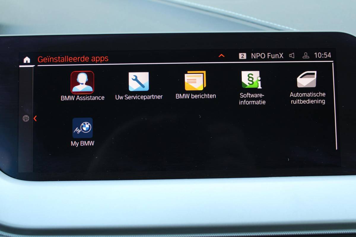 BMW 1 Serie BMW 1-serie 116i High Executive | Incl. 12 maanden garantie | Stoelverwarming | Apple Carplay & Android Auto | WIFI | Climate Control | Hill Hold | Elektrisch verstelbare stoelen |
