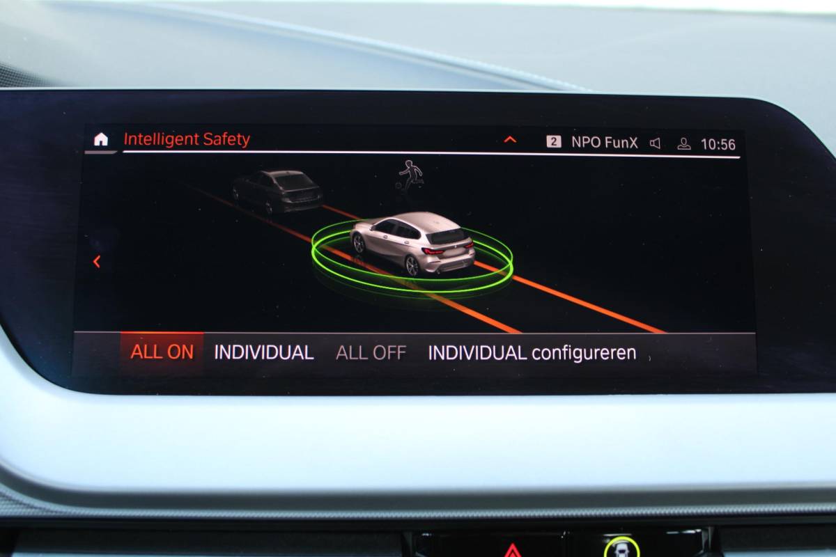 BMW 1 Serie BMW 1-serie 116i High Executive | Incl. 12 maanden garantie | Stoelverwarming | Apple Carplay & Android Auto | WIFI | Climate Control | Hill Hold | Elektrisch verstelbare stoelen |