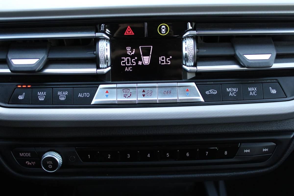 BMW 1 Serie BMW 1-serie 116i High Executive | Incl. 12 maanden garantie | Stoelverwarming | Apple Carplay & Android Auto | WIFI | Climate Control | Hill Hold | Elektrisch verstelbare stoelen |