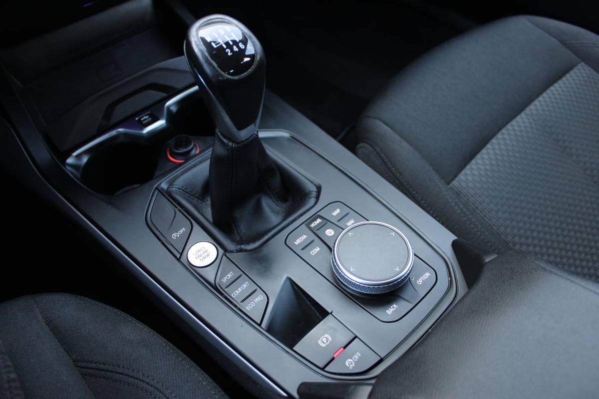 BMW 1 Serie BMW 1-serie 116i High Executive | Incl. 12 maanden garantie | Stoelverwarming | Apple Carplay & Android Auto | WIFI | Climate Control | Hill Hold | Elektrisch verstelbare stoelen |