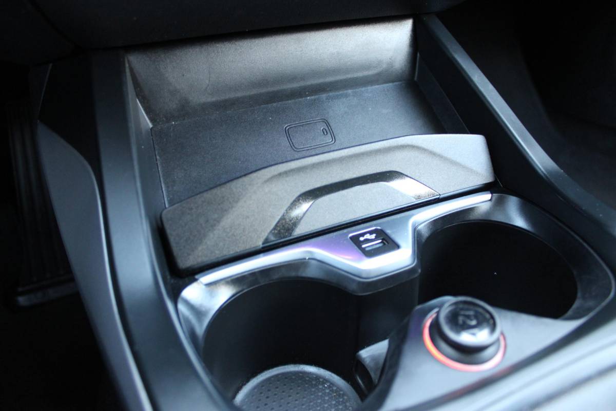 BMW 1 Serie BMW 1-serie 116i High Executive | Incl. 12 maanden garantie | Stoelverwarming | Apple Carplay & Android Auto | WIFI | Climate Control | Hill Hold | Elektrisch verstelbare stoelen |