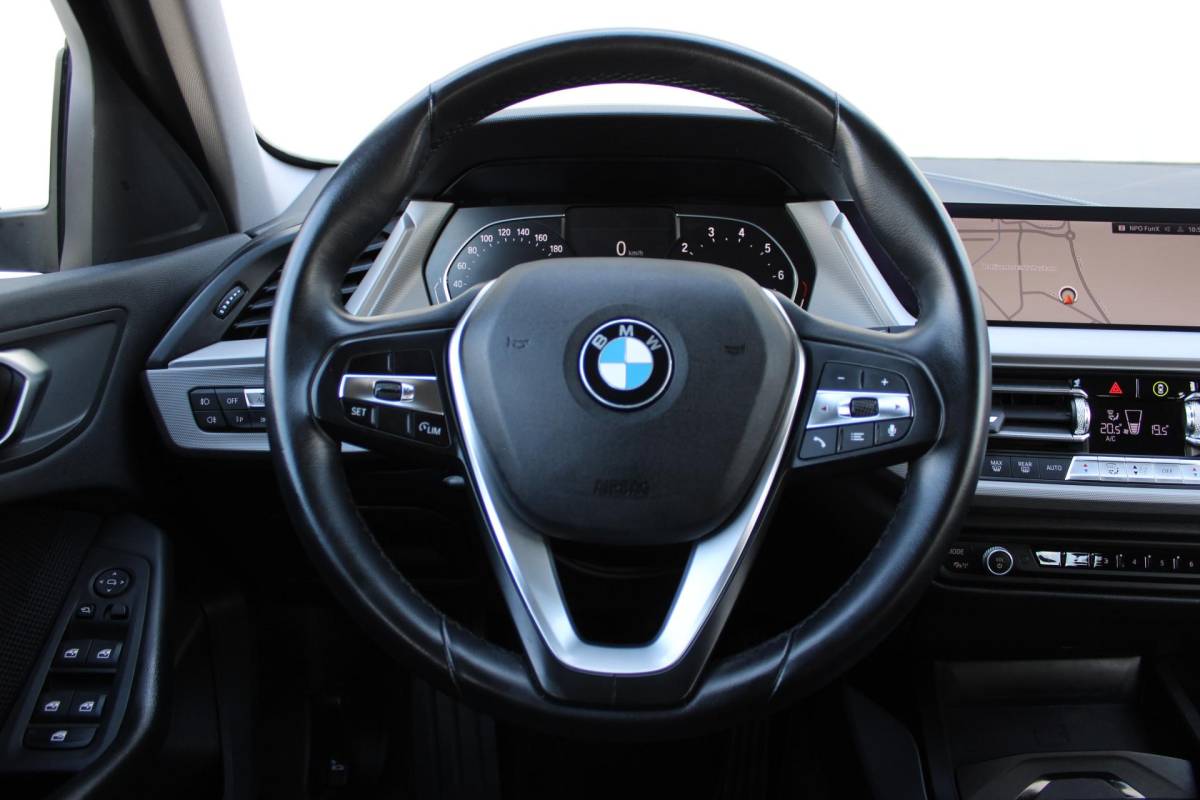 BMW 1 Serie BMW 1-serie 116i High Executive | Incl. 12 maanden garantie | Stoelverwarming | Apple Carplay & Android Auto | WIFI | Climate Control | Hill Hold | Elektrisch verstelbare stoelen |