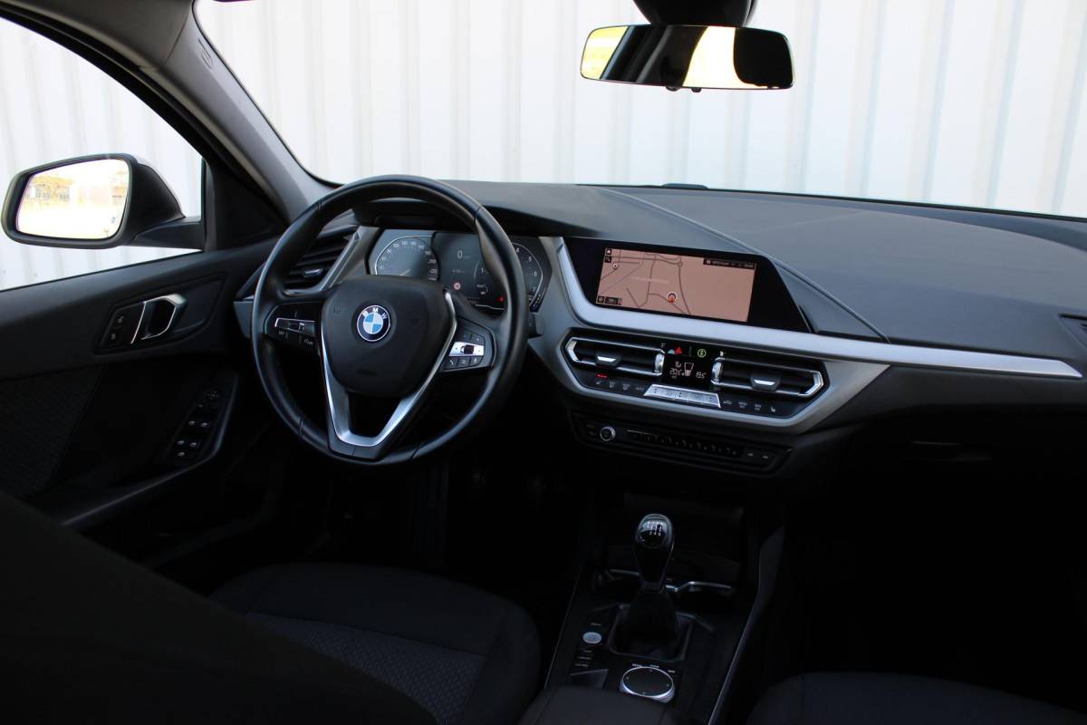BMW 1 Serie BMW 1-serie 116i High Executive | Incl. 12 maanden garantie | Stoelverwarming | Apple Carplay & Android Auto | WIFI | Climate Control | Hill Hold | Elektrisch verstelbare stoelen |