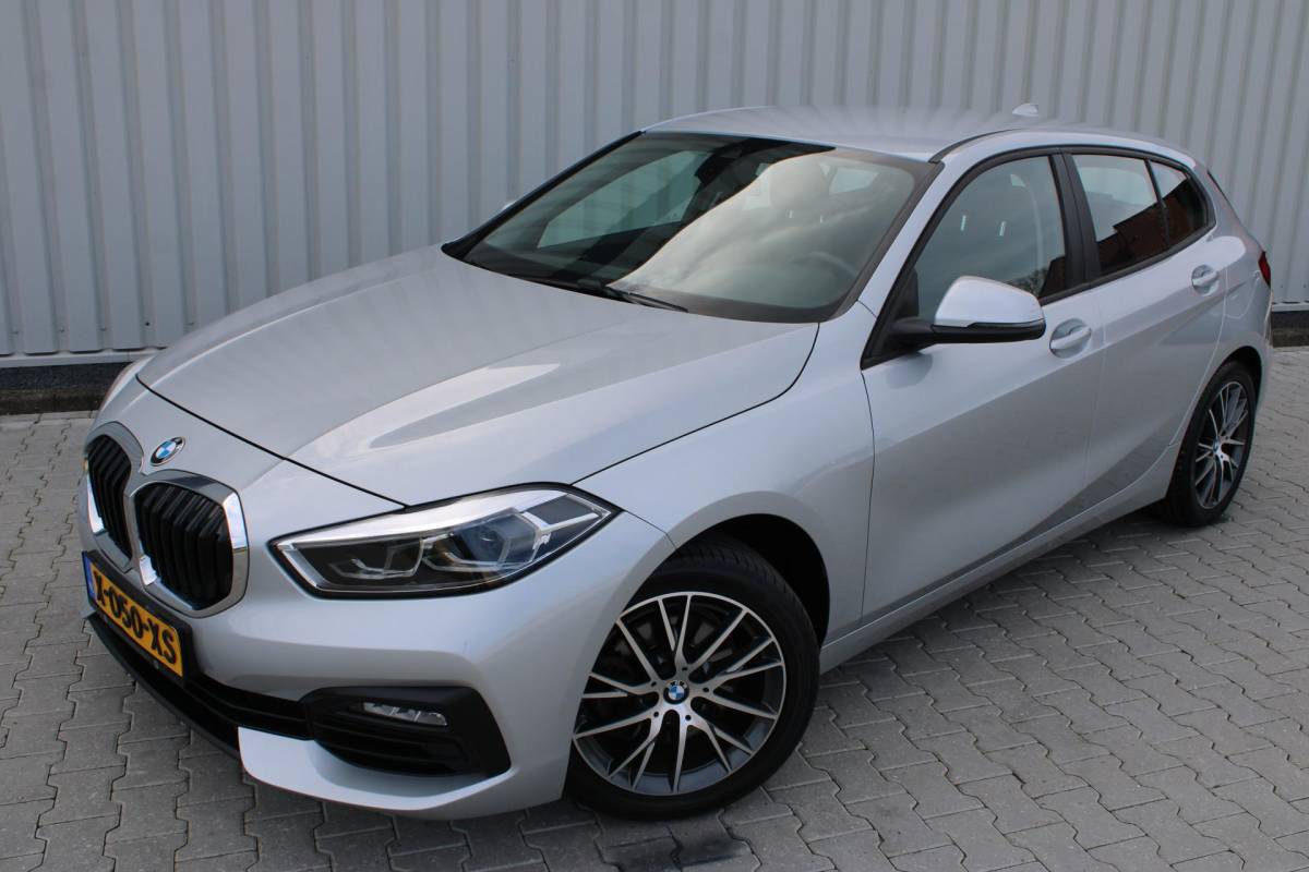 BMW 1 Serie BMW 1-serie 116i High Executive | Incl. 12 maanden garantie | Stoelverwarming | Apple Carplay & Android Auto | WIFI | Climate Control | Hill Hold | Elektrisch verstelbare stoelen |