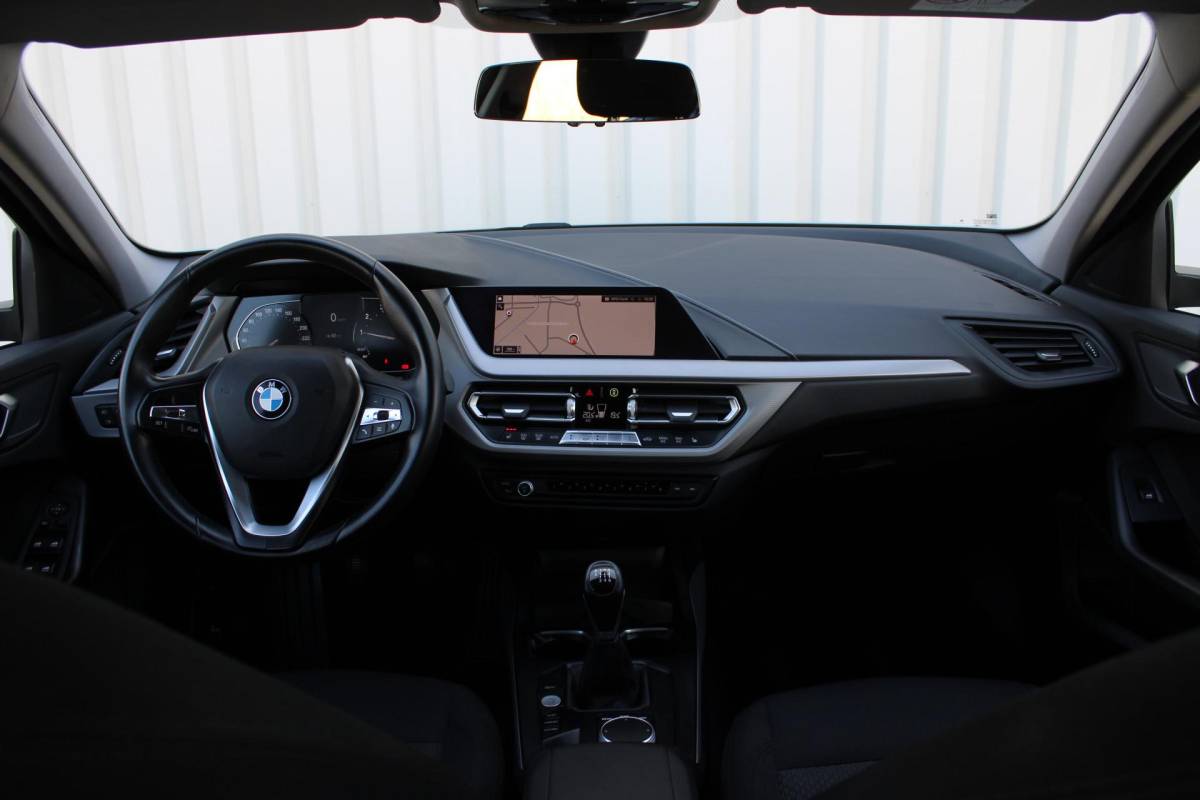 BMW 1 Serie BMW 1-serie 116i High Executive | Incl. 12 maanden garantie | Stoelverwarming | Apple Carplay & Android Auto | WIFI | Climate Control | Hill Hold | Elektrisch verstelbare stoelen |