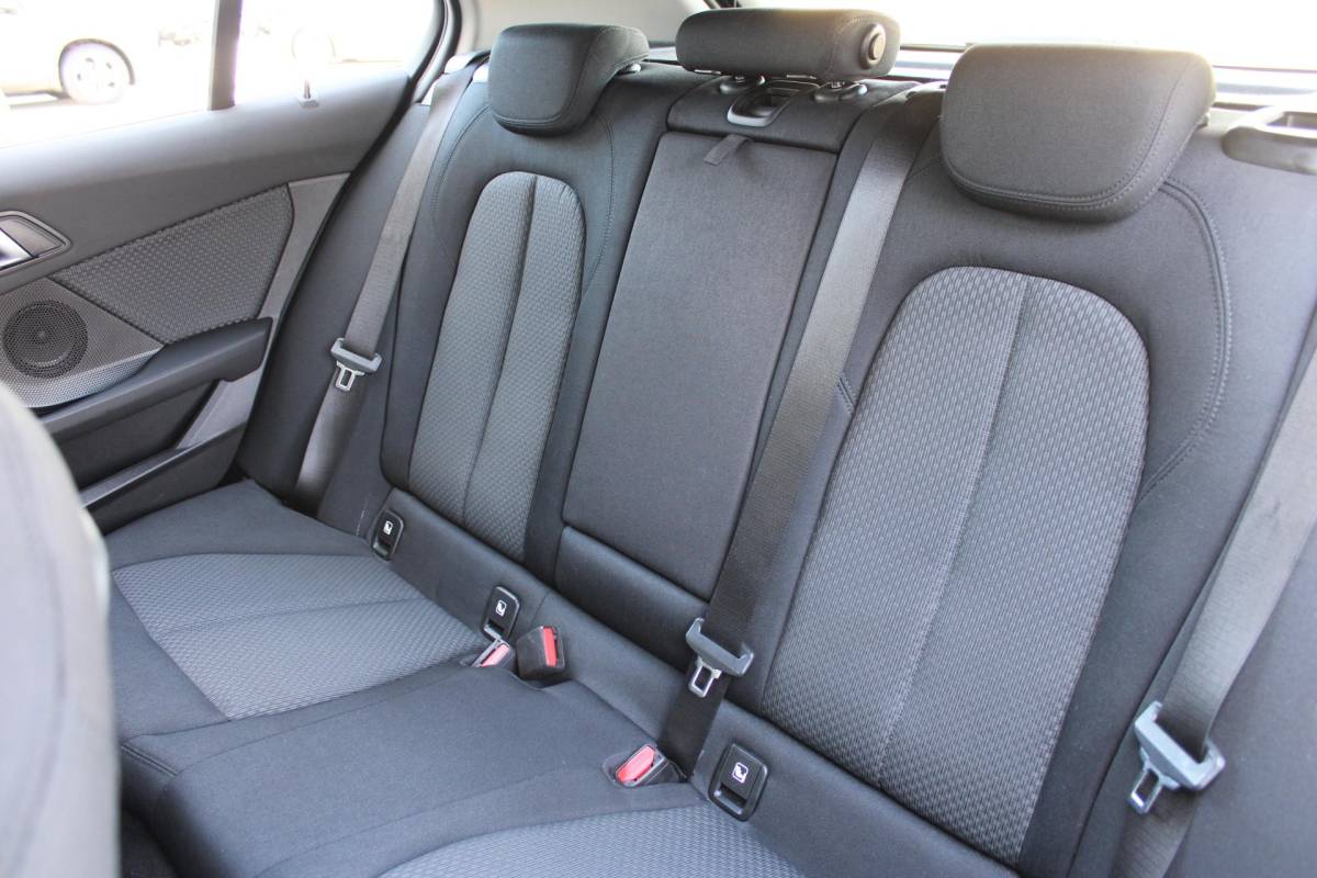 BMW 1 Serie BMW 1-serie 116i High Executive | Incl. 12 maanden garantie | Stoelverwarming | Apple Carplay & Android Auto | WIFI | Climate Control | Hill Hold | Elektrisch verstelbare stoelen |