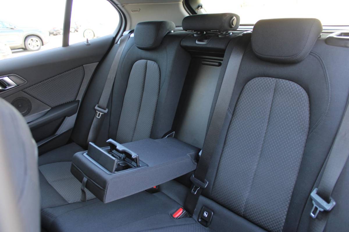 BMW 1 Serie BMW 1-serie 116i High Executive | Incl. 12 maanden garantie | Stoelverwarming | Apple Carplay & Android Auto | WIFI | Climate Control | Hill Hold | Elektrisch verstelbare stoelen |
