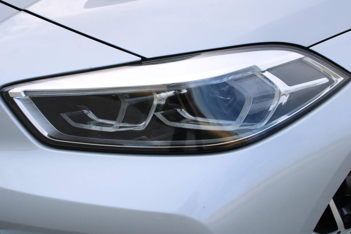 BMW 1 Serie BMW 1-serie 116i High Executive | Incl. 12 maanden garantie | Stoelverwarming | Apple Carplay & Android Auto | WIFI | Climate Control | Hill Hold | Elektrisch verstelbare stoelen |