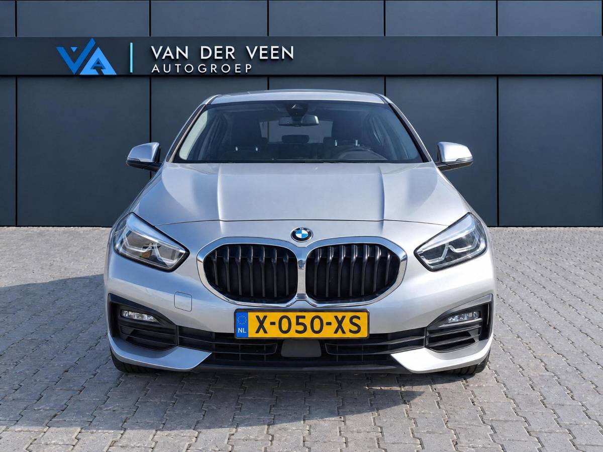 BMW 1 Serie BMW 1-serie 116i High Executive | Incl. 12 maanden garantie | Stoelverwarming | Apple Carplay & Android Auto | WIFI | Climate Control | Hill Hold | Elektrisch verstelbare stoelen |
