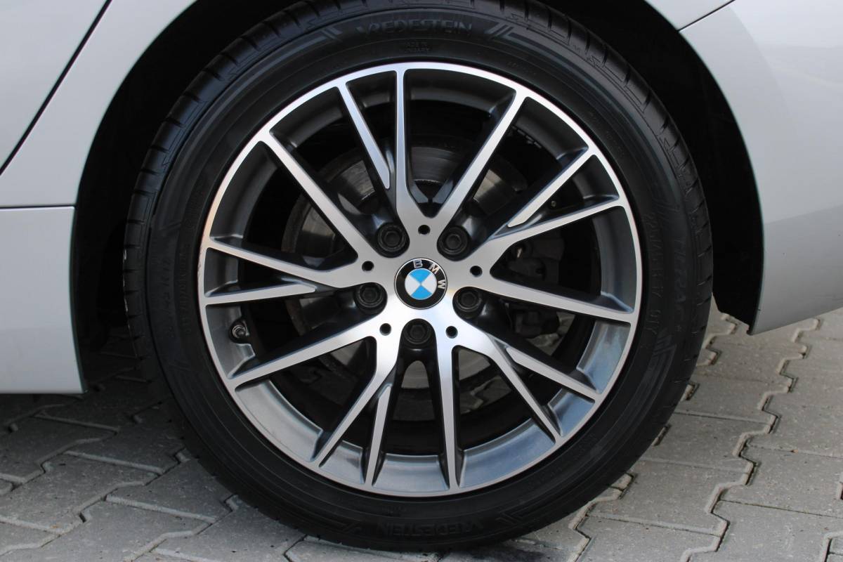 BMW 1 Serie BMW 1-serie 116i High Executive | Incl. 12 maanden garantie | Stoelverwarming | Apple Carplay & Android Auto | WIFI | Climate Control | Hill Hold | Elektrisch verstelbare stoelen |