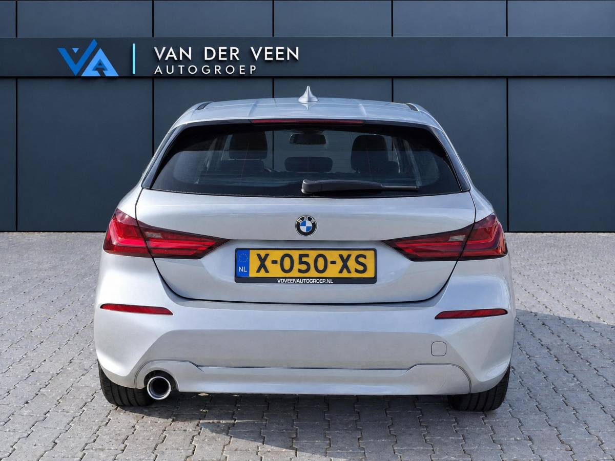 BMW 1 Serie BMW 1-serie 116i High Executive | Incl. 12 maanden garantie | Stoelverwarming | Apple Carplay & Android Auto | WIFI | Climate Control | Hill Hold | Elektrisch verstelbare stoelen |
