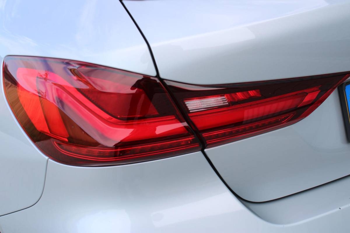BMW 1 Serie BMW 1-serie 116i High Executive | Incl. 12 maanden garantie | Stoelverwarming | Apple Carplay & Android Auto | WIFI | Climate Control | Hill Hold | Elektrisch verstelbare stoelen |