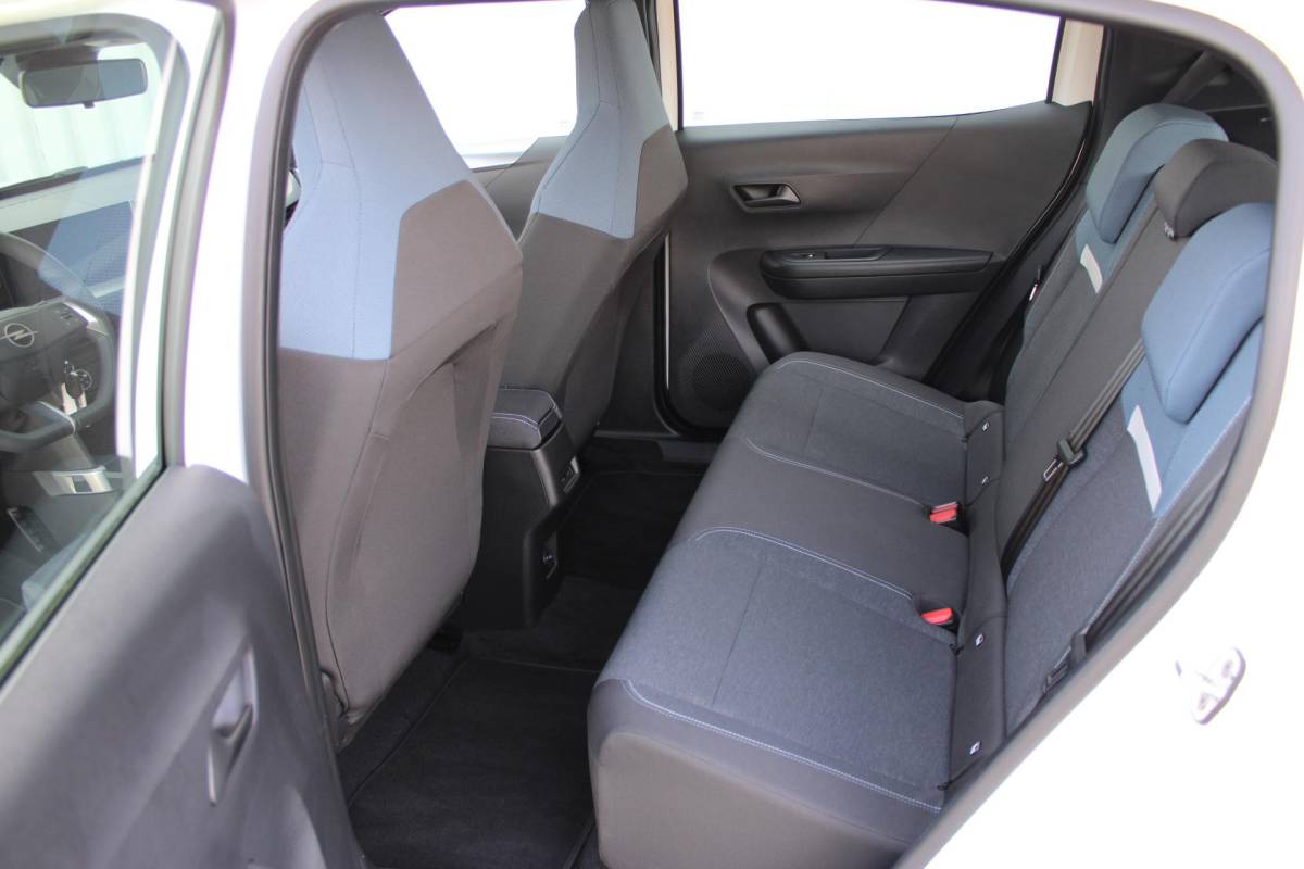 Opel Frontera Opel Frontera Electric Edition 44 kWh| Incl. 12 maanden garantie | Cruise control | Apple carplay/Android auto | DAB radio | Navigatie | Parkeercamera | Airco |