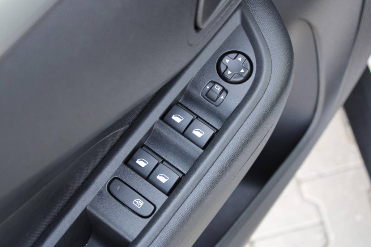 Opel Frontera Opel Frontera Electric Edition 44 kWh| Incl. 12 maanden garantie | Cruise control | Apple carplay/Android auto | DAB radio | Navigatie | Parkeercamera | Airco |