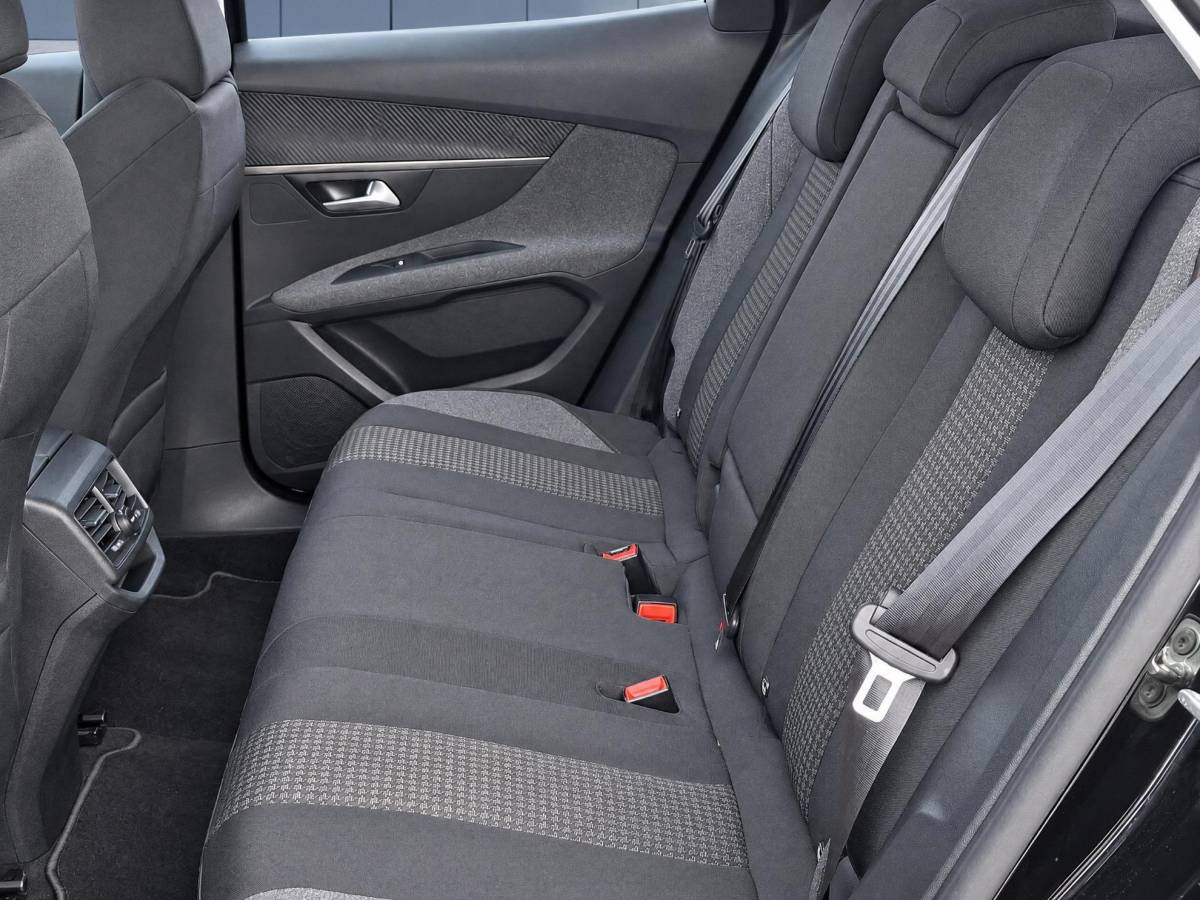 Peugeot 3008 Peugeot 3008 1.2 PureTech Active Avantage | Incl. 12 maanden garantie | Nieuwe distributieriem + beurt | Apple carplay/Android auto | Trekhaak afneembaar | Cruise control | Parkeercamera | Navigatie | Climate control | DAB radio | 100% onderhouden |