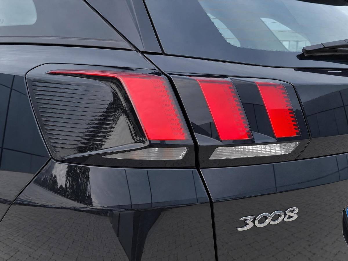 Peugeot 3008 Peugeot 3008 1.2 PureTech Active Avantage | Incl. 12 maanden garantie | Nieuwe distributieriem + beurt | Apple carplay/Android auto | Trekhaak afneembaar | Cruise control | Parkeercamera | Navigatie | Climate control | DAB radio | 100% onderhouden |