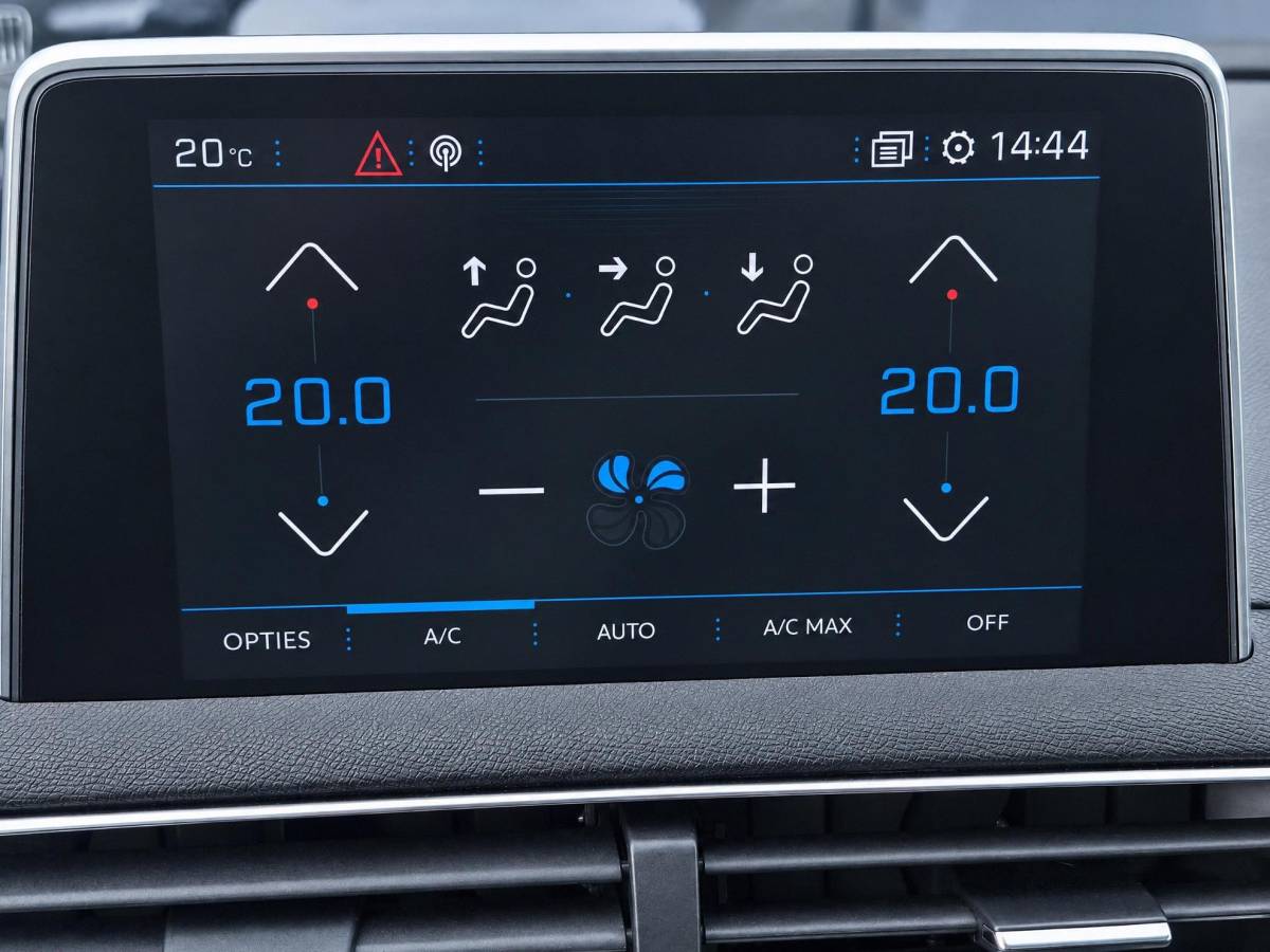 Peugeot 3008 Peugeot 3008 1.2 PureTech Active Avantage | Incl. 12 maanden garantie | Nieuwe distributieriem + beurt | Apple carplay/Android auto | Trekhaak afneembaar | Cruise control | Parkeercamera | Navigatie | Climate control | DAB radio | 100% onderhouden |