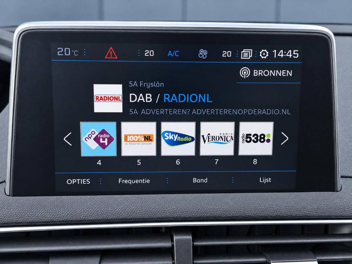 Peugeot 3008 Peugeot 3008 1.2 PureTech Active Avantage | Incl. 12 maanden garantie | Nieuwe distributieriem + beurt | Apple carplay/Android auto | Trekhaak afneembaar | Cruise control | Parkeercamera | Navigatie | Climate control | DAB radio | 100% onderhouden |