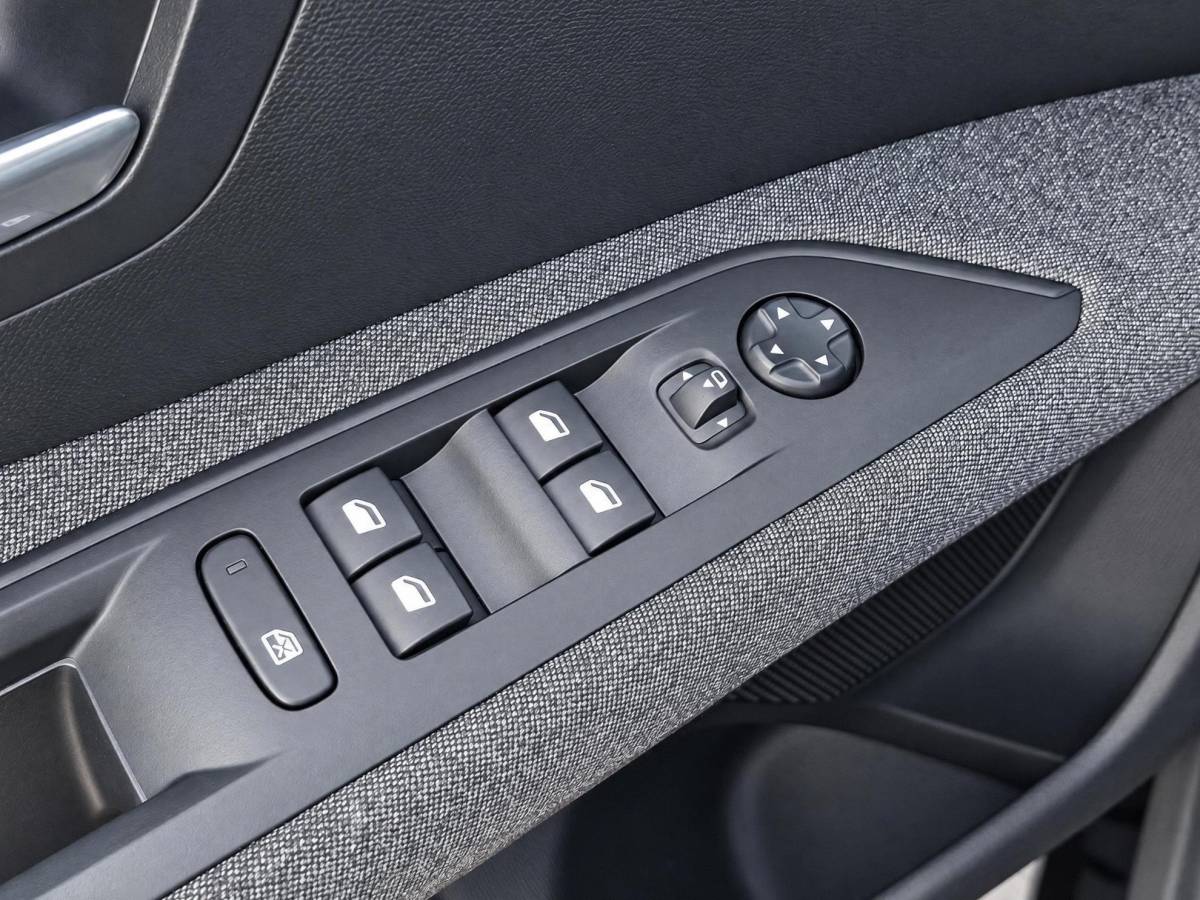 Peugeot 3008 Peugeot 3008 1.2 PureTech Active Avantage | Incl. 12 maanden garantie | Nieuwe distributieriem + beurt | Apple carplay/Android auto | Trekhaak afneembaar | Cruise control | Parkeercamera | Navigatie | Climate control | DAB radio | 100% onderhouden |