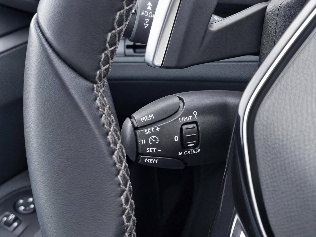 Peugeot 3008 Peugeot 3008 1.2 PureTech Active Avantage | Incl. 12 maanden garantie | Nieuwe distributieriem + beurt | Apple carplay/Android auto | Trekhaak afneembaar | Cruise control | Parkeercamera | Navigatie | Climate control | DAB radio | 100% onderhouden |