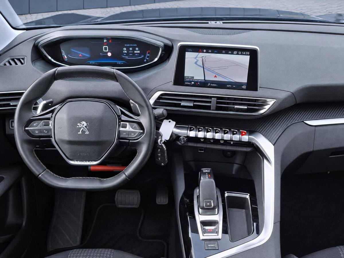 Peugeot 3008 Peugeot 3008 1.2 PureTech Active Avantage | Incl. 12 maanden garantie | Nieuwe distributieriem + beurt | Apple carplay/Android auto | Trekhaak afneembaar | Cruise control | Parkeercamera | Navigatie | Climate control | DAB radio | 100% onderhouden |