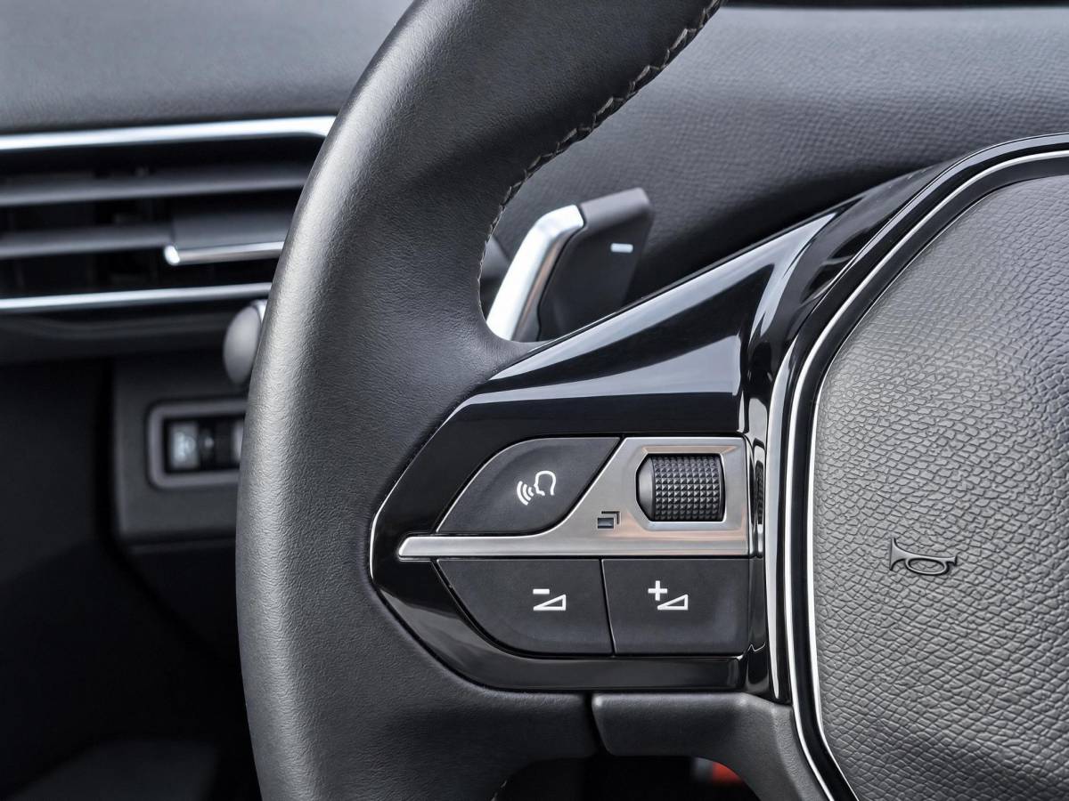 Peugeot 3008 Peugeot 3008 1.2 PureTech Active Avantage | Incl. 12 maanden garantie | Nieuwe distributieriem + beurt | Apple carplay/Android auto | Trekhaak afneembaar | Cruise control | Parkeercamera | Navigatie | Climate control | DAB radio | 100% onderhouden |