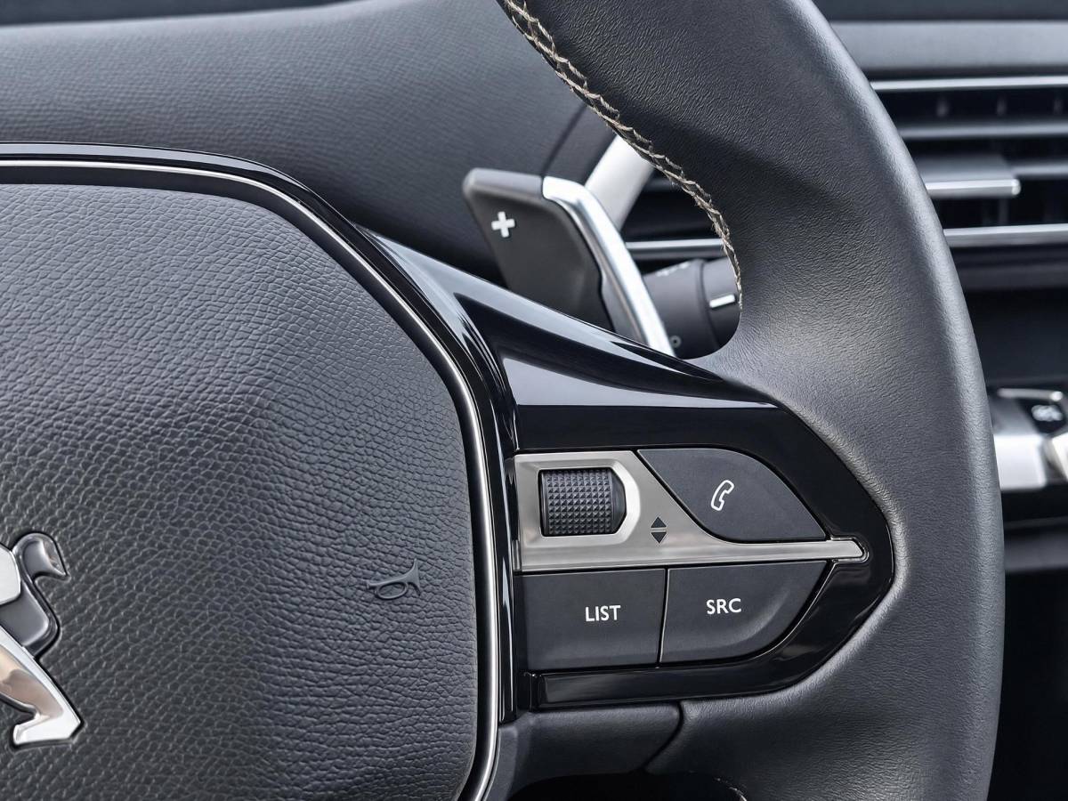 Peugeot 3008 Peugeot 3008 1.2 PureTech Active Avantage | Incl. 12 maanden garantie | Nieuwe distributieriem + beurt | Apple carplay/Android auto | Trekhaak afneembaar | Cruise control | Parkeercamera | Navigatie | Climate control | DAB radio | 100% onderhouden |