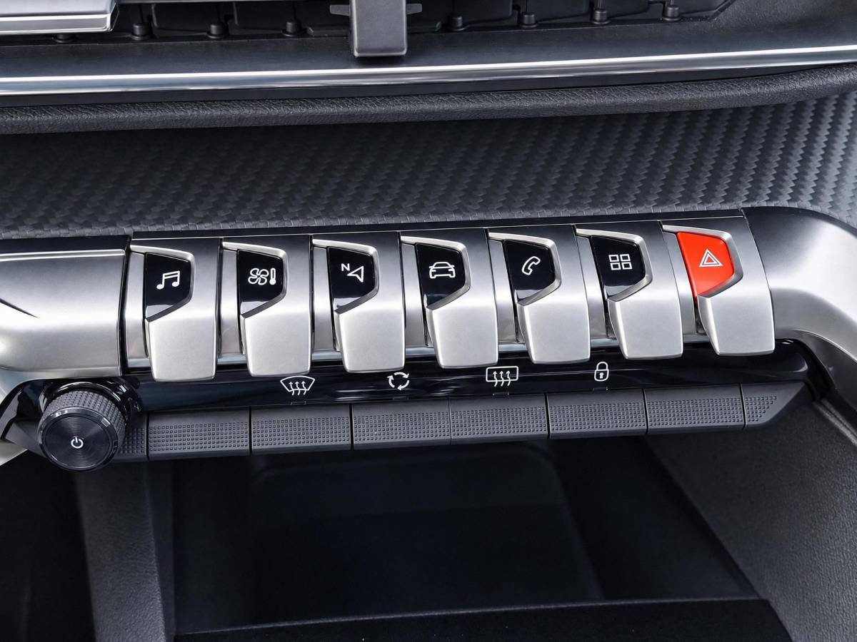 Peugeot 3008 Peugeot 3008 1.2 PureTech Active Avantage | Incl. 12 maanden garantie | Nieuwe distributieriem + beurt | Apple carplay/Android auto | Trekhaak afneembaar | Cruise control | Parkeercamera | Navigatie | Climate control | DAB radio | 100% onderhouden |