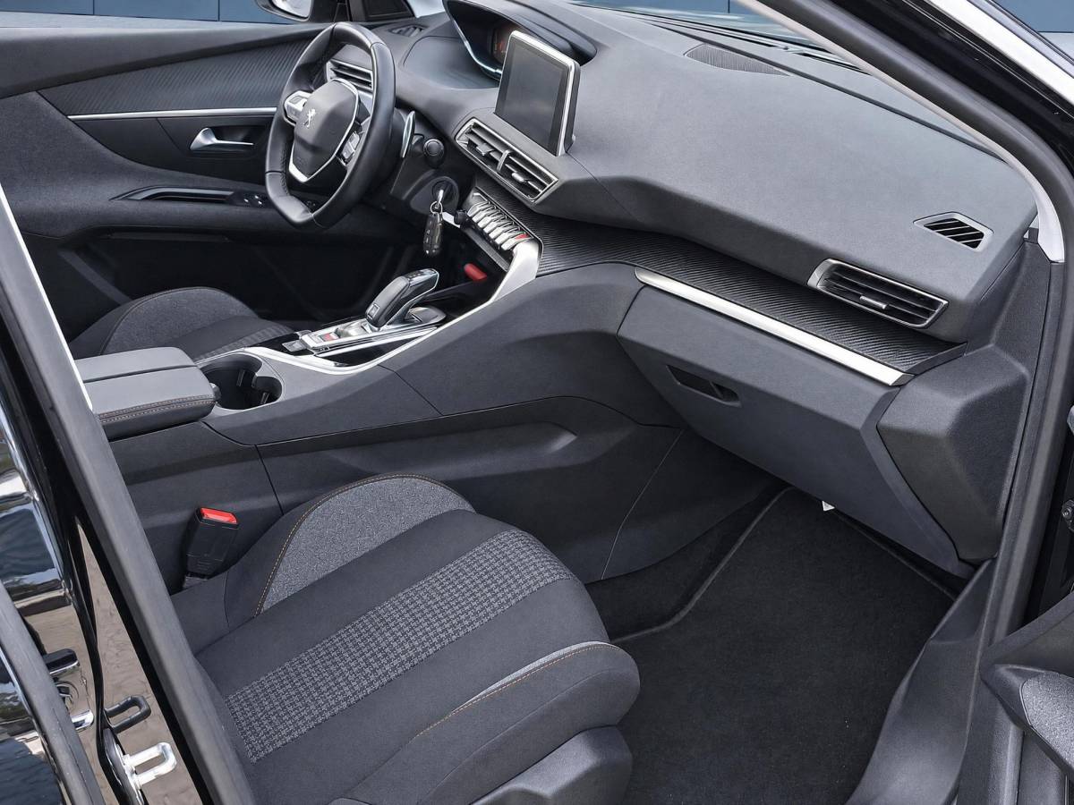 Peugeot 3008 Peugeot 3008 1.2 PureTech Active Avantage | Incl. 12 maanden garantie | Nieuwe distributieriem + beurt | Apple carplay/Android auto | Trekhaak afneembaar | Cruise control | Parkeercamera | Navigatie | Climate control | DAB radio | 100% onderhouden |