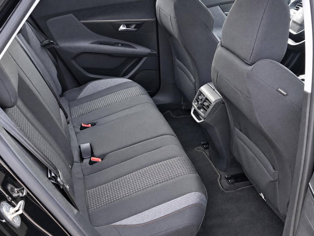 Peugeot 3008 Peugeot 3008 1.2 PureTech Active Avantage | Incl. 12 maanden garantie | Nieuwe distributieriem + beurt | Apple carplay/Android auto | Trekhaak afneembaar | Cruise control | Parkeercamera | Navigatie | Climate control | DAB radio | 100% onderhouden |