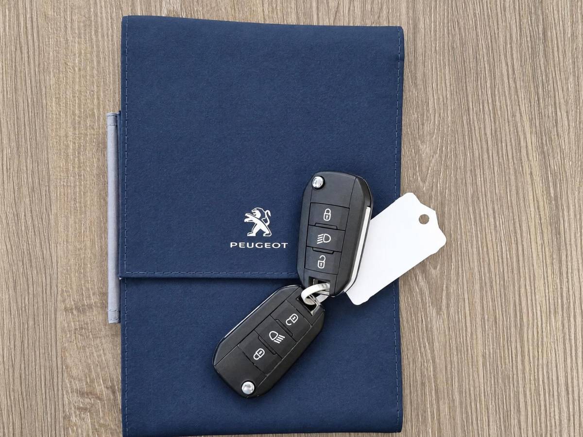Peugeot 3008 Peugeot 3008 1.2 PureTech Active Avantage | Incl. 12 maanden garantie | Nieuwe distributieriem + beurt | Apple carplay/Android auto | Trekhaak afneembaar | Cruise control | Parkeercamera | Navigatie | Climate control | DAB radio | 100% onderhouden |