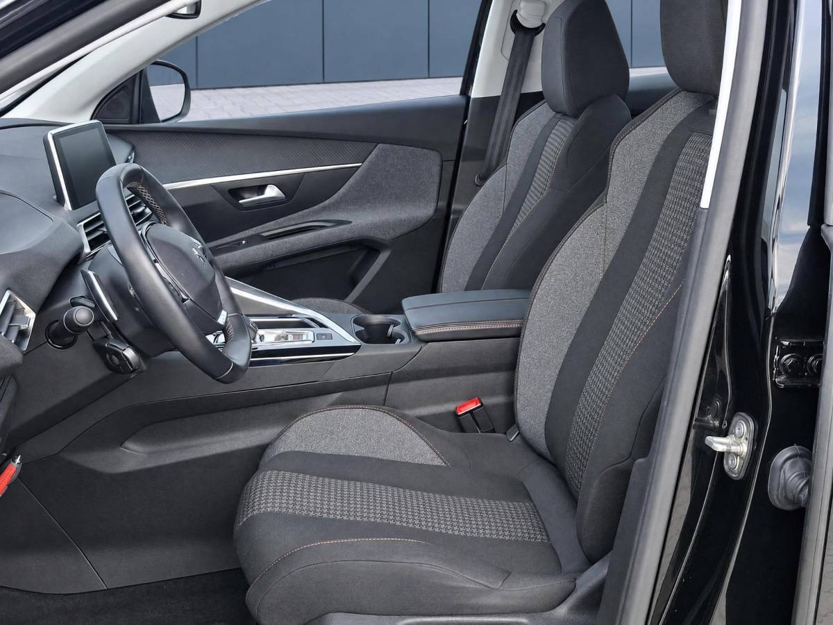 Peugeot 3008 Peugeot 3008 1.2 PureTech Active Avantage | Incl. 12 maanden garantie | Nieuwe distributieriem + beurt | Apple carplay/Android auto | Trekhaak afneembaar | Cruise control | Parkeercamera | Navigatie | Climate control | DAB radio | 100% onderhouden |