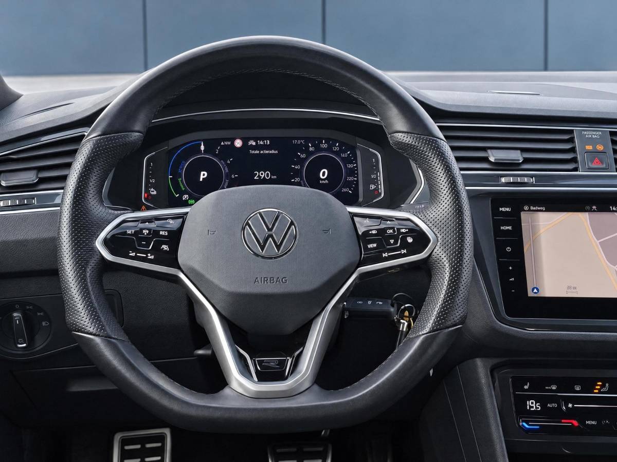 Volkswagen Tiguan Volkswagen Tiguan 1.4 TSI eHybrid R-Line Business+ | Incl. 12 maanden garantie | SOH 92% | Stoel/stuurverwarming | Parkeercamera | Wegklapbare trekhaak | DAB radio | Apple carplay/Android auto | 100% dealer onderhouden |
