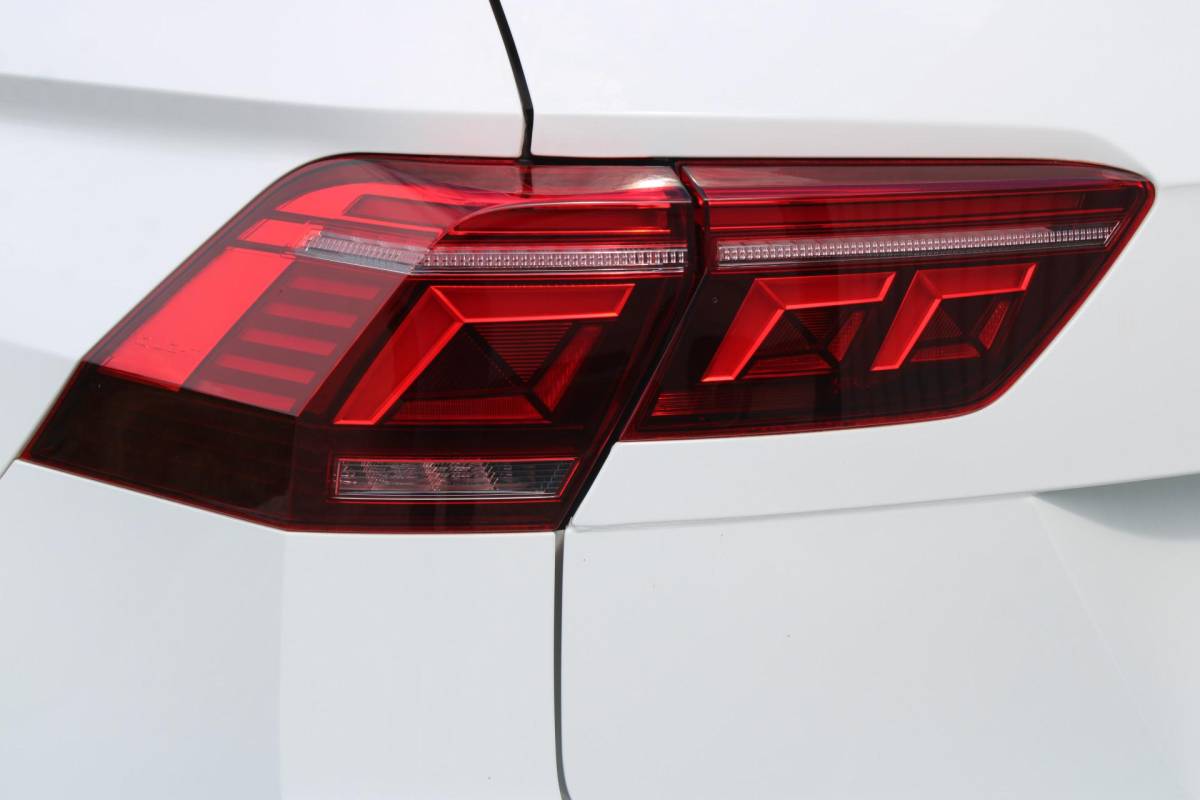 Volkswagen Tiguan Volkswagen Tiguan 1.4 TSI eHybrid R-Line Business+ | Incl. 12 maanden garantie | SOH 92% | Stoel/stuurverwarming | Parkeercamera | Wegklapbare trekhaak | DAB radio | Apple carplay/Android auto | 100% dealer onderhouden |