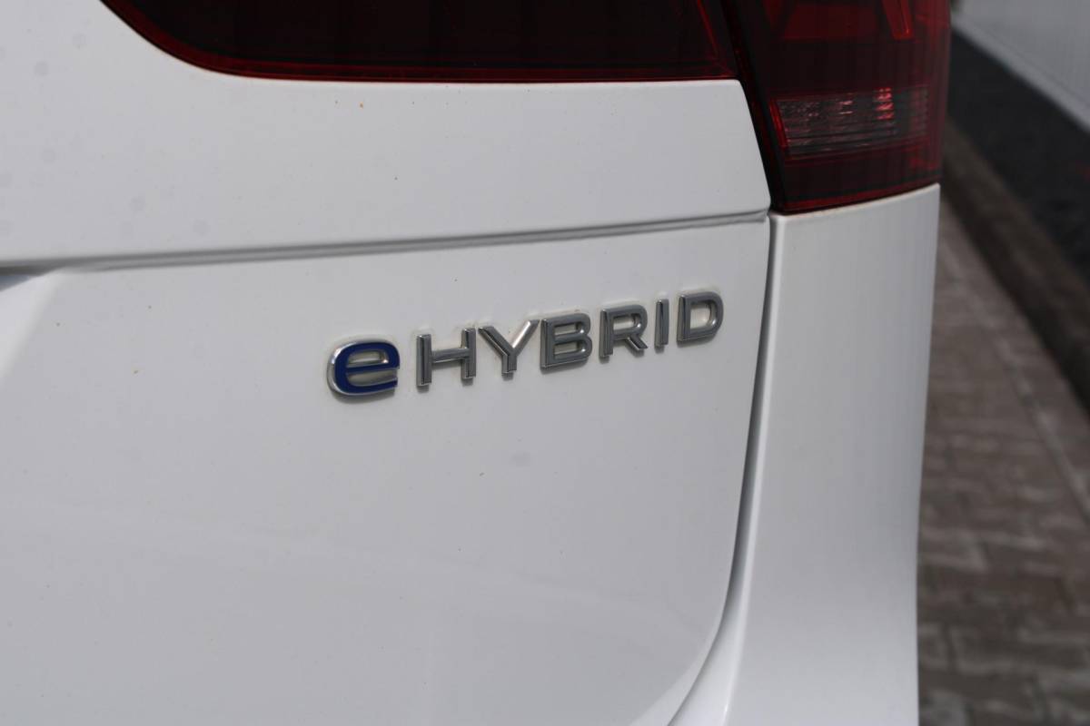 Volkswagen Tiguan Volkswagen Tiguan 1.4 TSI eHybrid R-Line Business+ | Incl. 12 maanden garantie | SOH 92% | Stoel/stuurverwarming | Parkeercamera | Wegklapbare trekhaak | DAB radio | Apple carplay/Android auto | 100% dealer onderhouden |